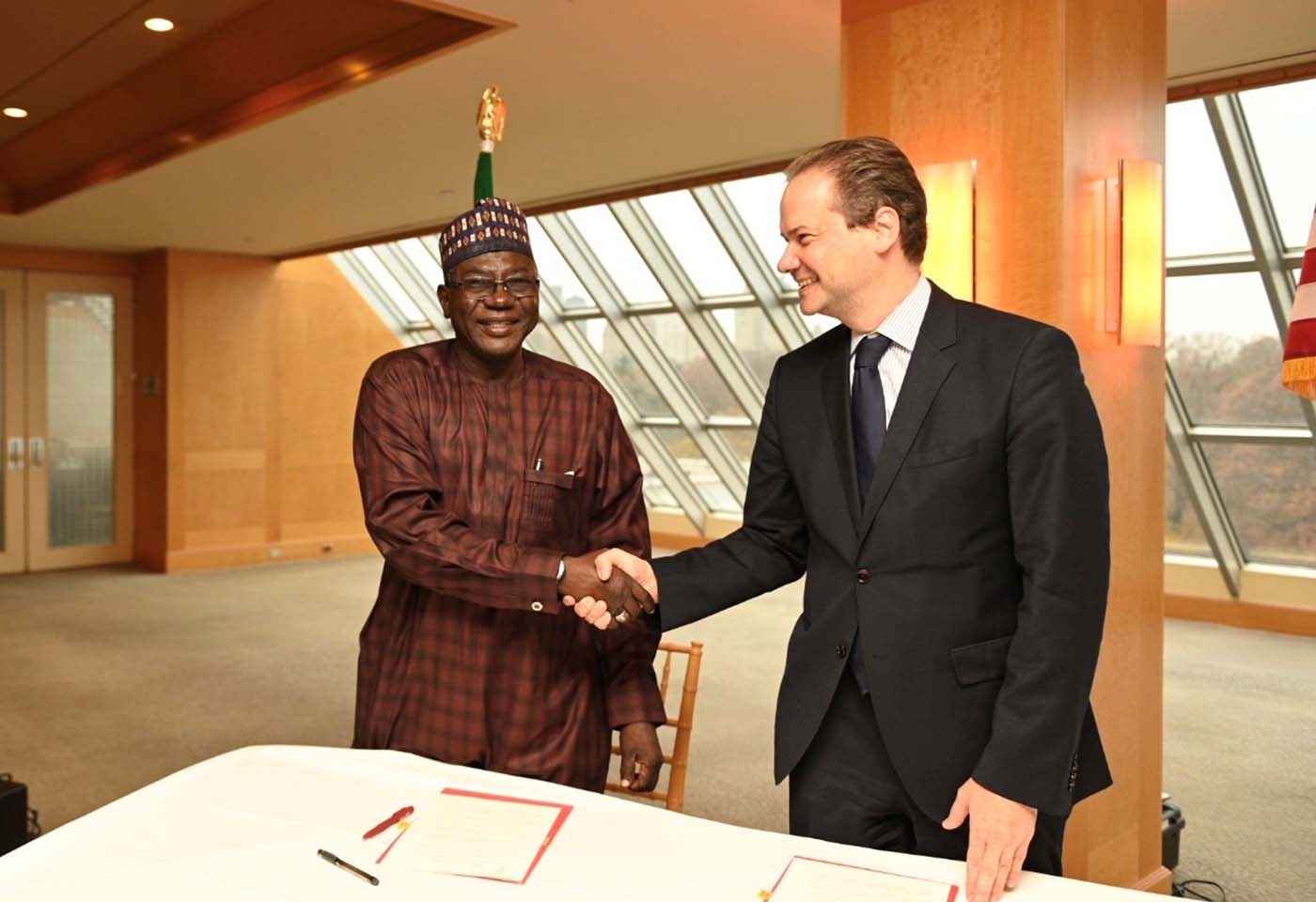 The Met's Director, Max Hollein, shakes hands with an African dignitary.